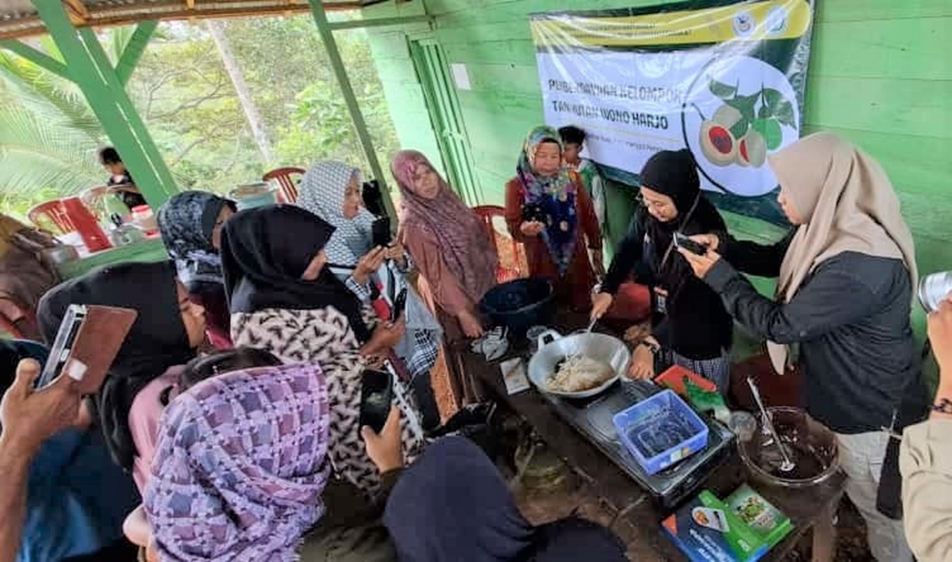 Dosen Itera Berdayakan Kelompok Tani Hutan olah Buah Pala jadi Permen Herbal