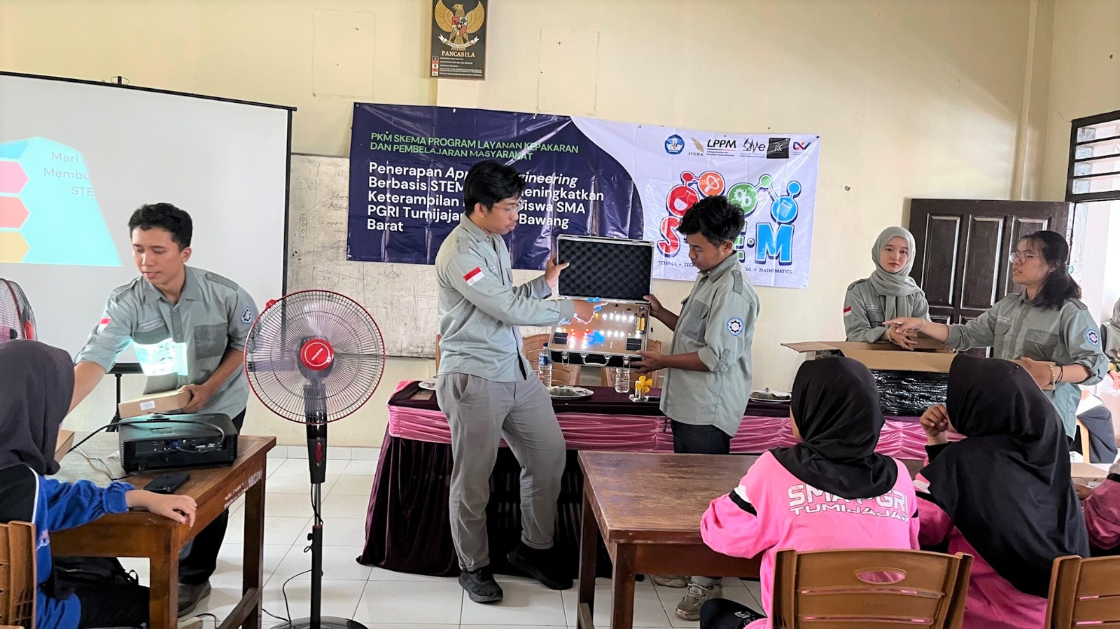Dosen Itera Kenalkan Konsep Sains dan Teknologi kepada Pelajar Melalui STEM Board