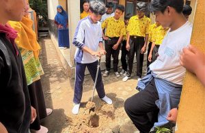 Dosen Arsitektur Itera Kenalkan Teknologi Biopori untuk Perkuat Resapan Air dan Kurangi Sampah Organik di Lingkungan Sekolah