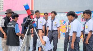 Siswa SMA Al Huda Semakin Tertarik Belajar Sains Usai Coba Teknologi VR dan Teleskop Itera