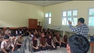 Dosen Teknik Pertambangan Itera Sosialisasikan Dampak Pertambangan Ilegal dan Pelatihan Pengukuran Sianida di SMA Negeri 1 Kedondong