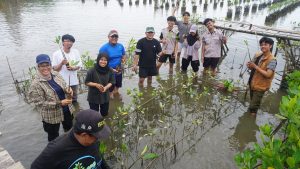 Teknik Geomatika Itera Tanam Mangrove untuk Mitigasi Abrasi di Pesawaran
