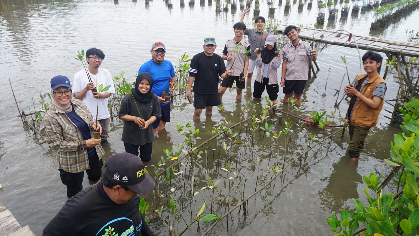 Teknik Geomatika Itera Tanam Mangrove untuk Mitigasi Abrasi di Pesawaran