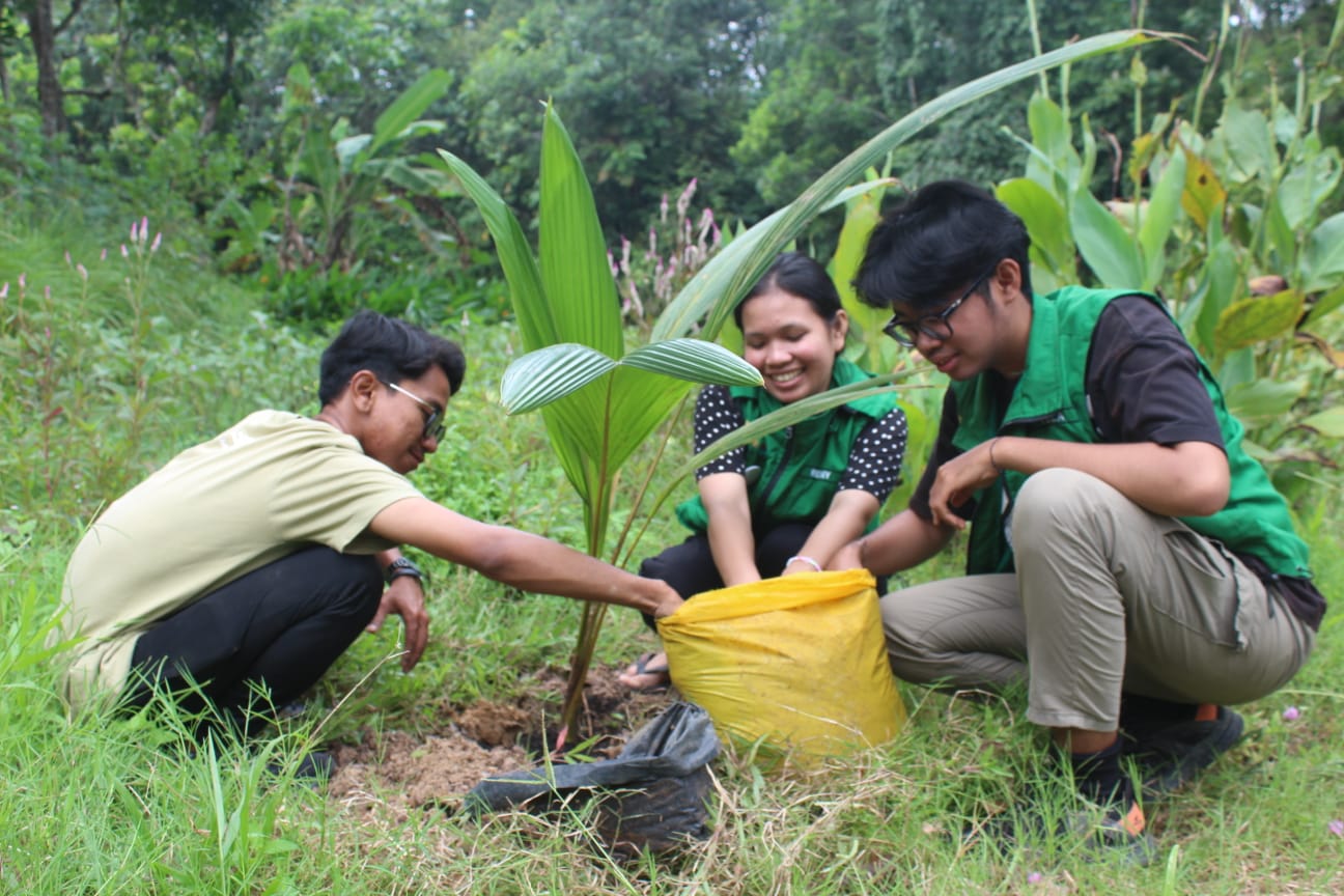 Mahasiswa Itera Tanam Pohon di Desa Karang Anyar, Dorong Desa Hijau Berkelanjutan