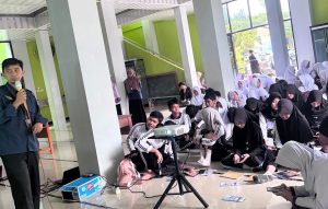 Tak Hanya Teori, Siswa SMAN 2 Metro Belajar Pengumpulan Data Suhu dan Cahaya bersama Dosen Fisika Itera