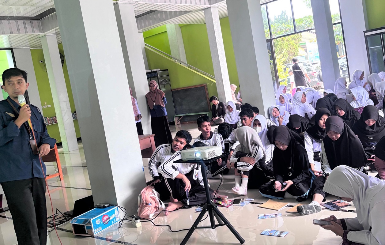 Tak Hanya Teori, Siswa SMAN 2 Metro Belajar Pengumpulan Data Suhu dan Cahaya bersama Dosen Fisika Itera