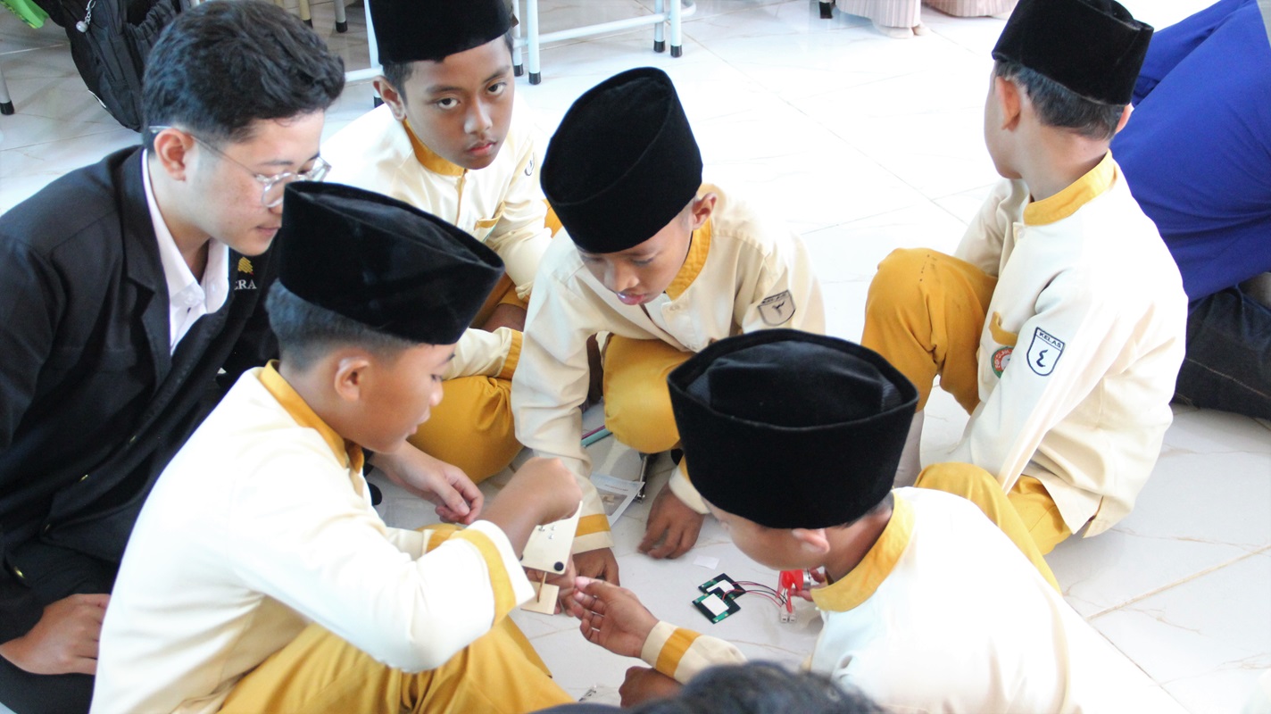 Tim Teknik Elektro Itera Kenalkan Literasi Energi Sejak Dini di SD Islam Darul Athfal