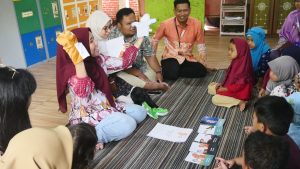 Lestarikan Budaya, Dosen Pariwisata dan DKV Itera Mendongeng Cerita Rakyat Lampung di Sekolah Alam