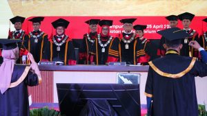 Sampaikan Perpisahan di Wisuda Periode ke-24, Rektor Optimistis Itera Tumbuh Jadi Kampus Kelas Dunia