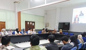 Dekan Fakultas Sains Itera Isi Kuliah Tamu Kajian Biofisika untuk Pencegahan Longsor di Universitas Negeri Malang