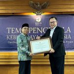 Rektor Itera Terima Penghargaan BRIN atas Komitmen dan Dedikasi Pengembangan Kebun Raya