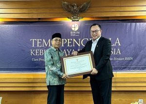 Rektor Itera Terima Penghargaan BRIN atas Komitmen dan Dedikasi Pengembangan Kebun Raya