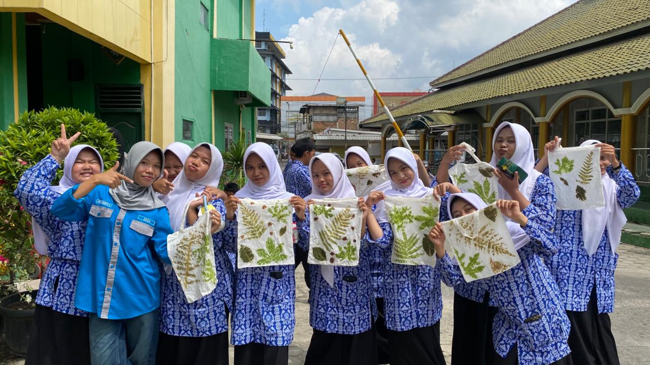 Dosen Itera Latih Siswa SMA Muhammadiyah 2 Bandar Lampung Ecoprint dan Pemasaran Digital