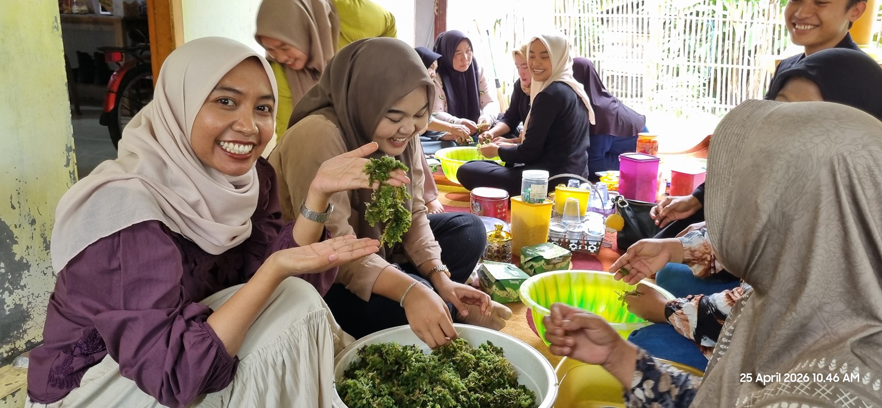Dorong Kemandirian Pangan, Prodi Teknologi Pangan Itera Latih Warga Way Agom Olah Anggur Laut