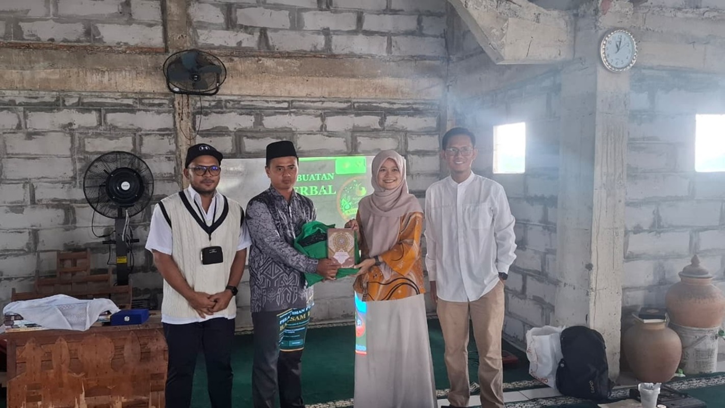 Tim Dosen Itera dan Mata Garuda LPDP Latih Pembuatan Balsem Herbal di Ponpes Arroudhotul Wahidah