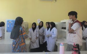 Read more about the article Prodi Farmasi Itera Ajak Siswa SMKN 7 Bandar Lampung Buat Lip Balm dari Bahan Alam