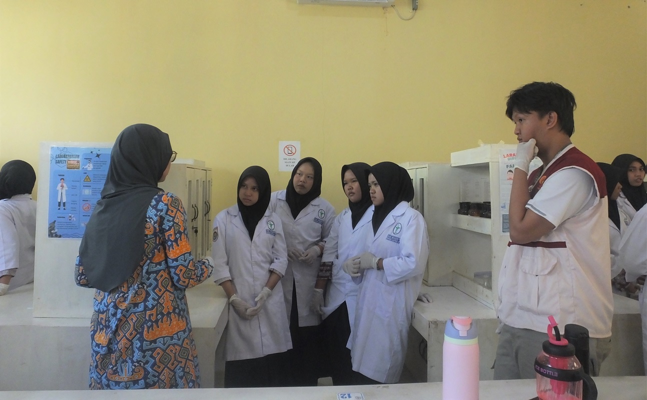 Prodi Farmasi Itera Ajak Siswa SMKN 7 Bandar Lampung Buat Lip Balm dari Bahan Alam