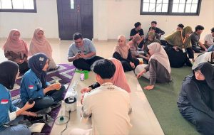 Read more about the article Prodi Rekayasa Kosmetik Itera Latih Siswa SMA Al Karim Membuat Lilin Aromaterapi dan Berwirausaha
