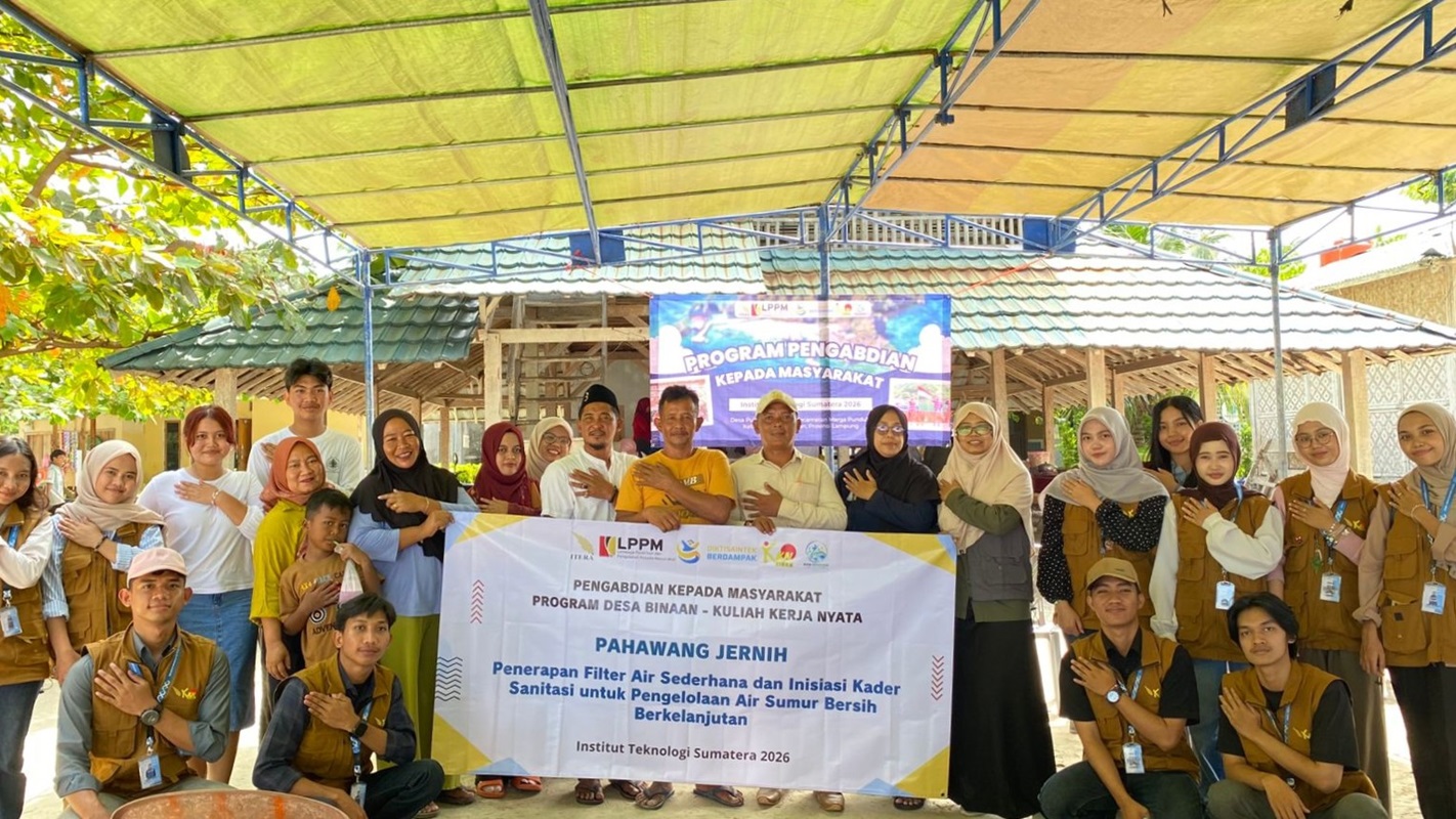 Tim Itera Dampingi Warga Pahawang Buat Filter Air Sederhana untuk Kualitas Air Bersih