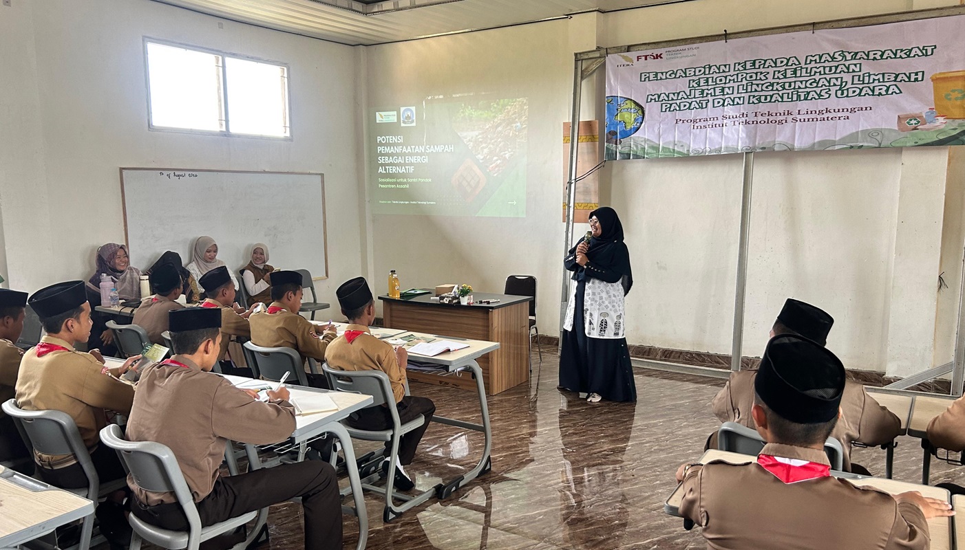 You are currently viewing Dosen Itera Kenalkan Briket dari Sampah sebagai Energi Alternatif kepada Santri