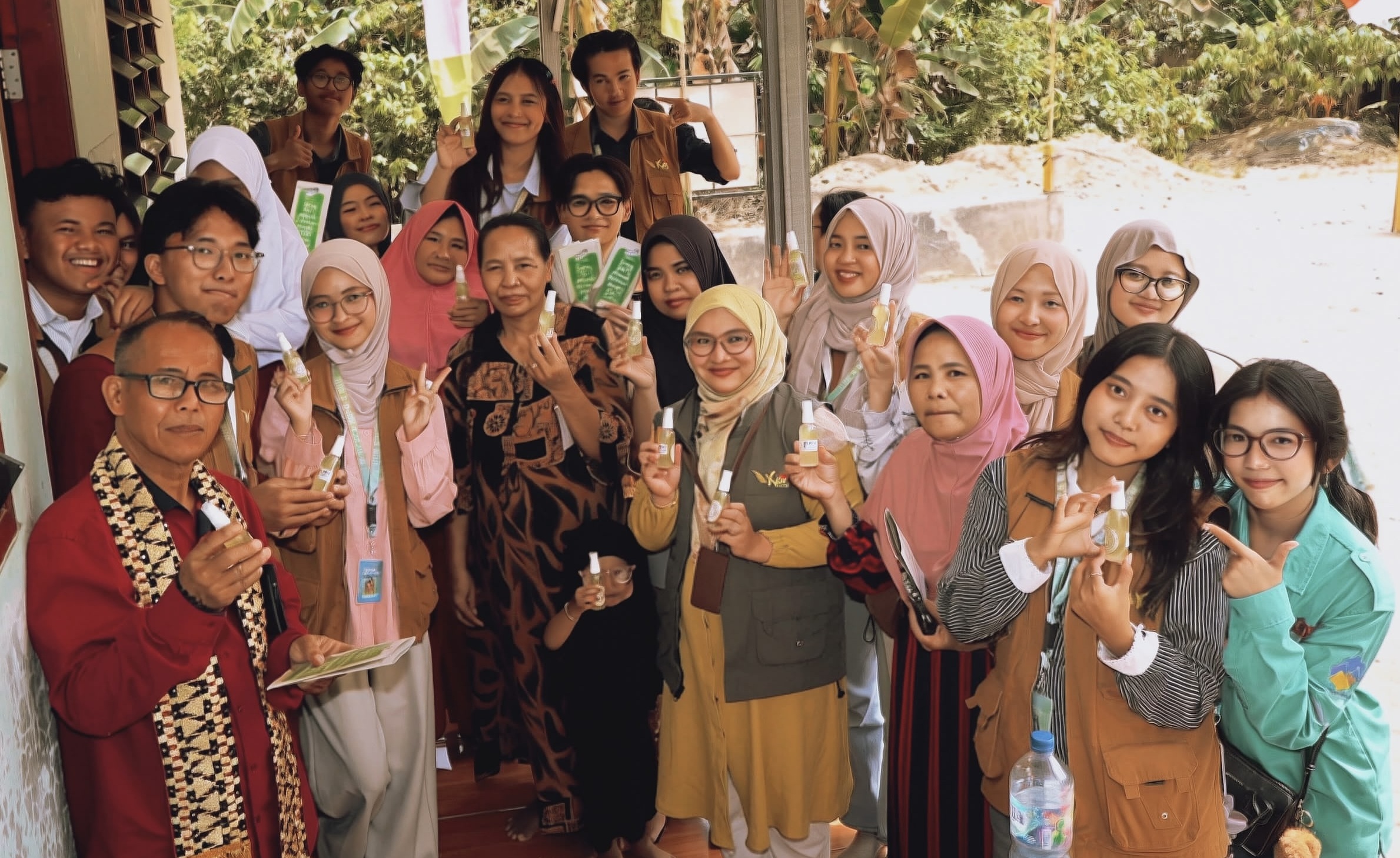 You are currently viewing Mahasiswa KKN Rekognisi Itera Dampingi Warga Tarahan Ubah Serai Wangi Menjadi Spray Antinyamuk “Serai Shield”