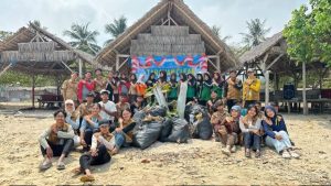 Read more about the article Mahasiswa Itera Gerakkan Pelajar Bersihkan Pantai Sebalang