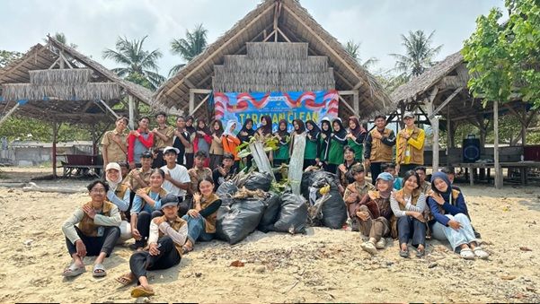 You are currently viewing Mahasiswa Itera Gerakkan Pelajar Bersihkan Pantai Sebalang