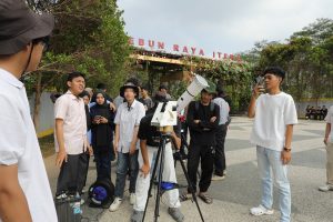 Read more about the article Oail Itera Ajak Pengunjung Kebun Raya Amati Matahari dengan Teleskop