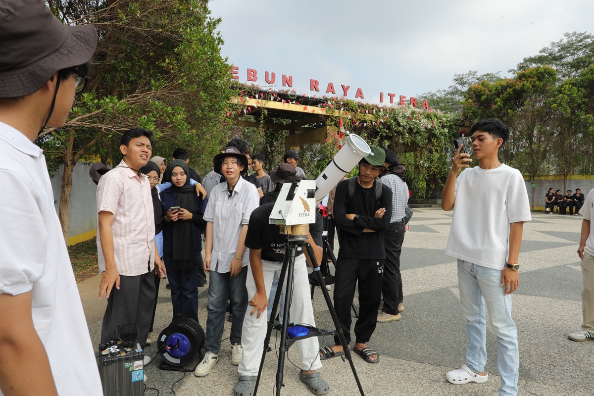 You are currently viewing Oail Itera Ajak Pengunjung Kebun Raya Amati Matahari dengan Teleskop