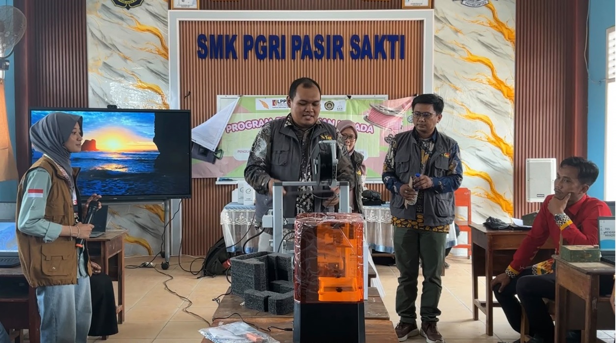 You are currently viewing Teknik Biomedis Itera Latih Siswa SMK PGRI Pasir Sakti Gunakan 3D Printing
