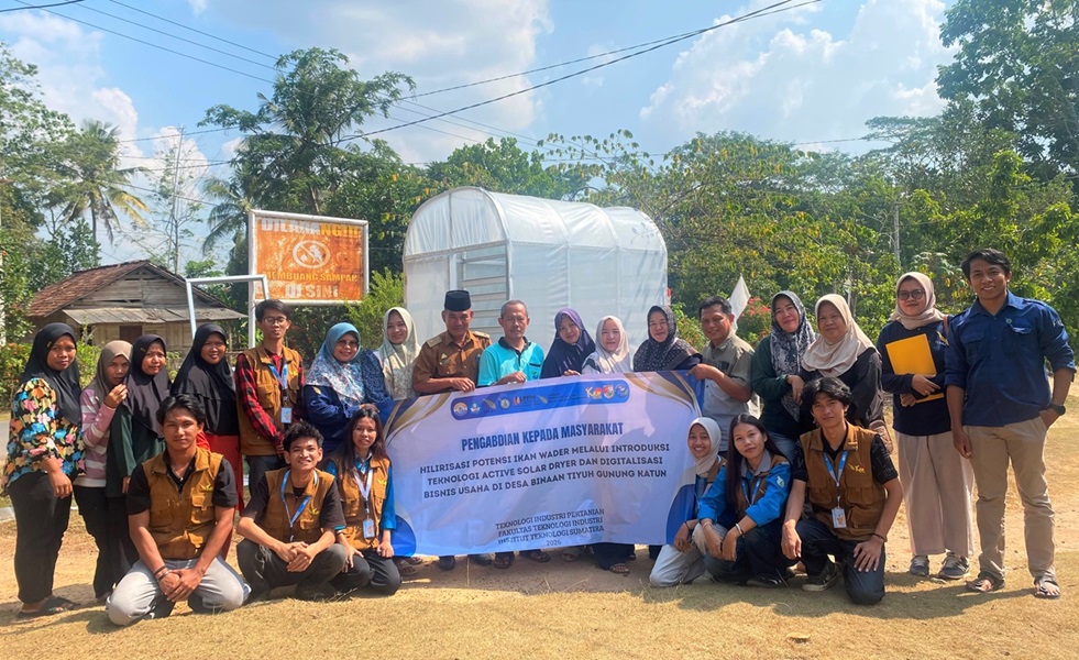 You are currently viewing Dosen Itera Terapkan Teknologi Active Solar Dryer pada Produksi Kerupuk Ikan Wader di Tiyuh Gunung Katun