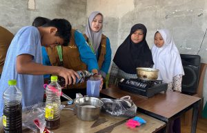 Read more about the article Prodi Teknologi Industri Pertanian Itera Ajarkan Cara Mengolah Minyak Jelantah Jadi Sabun