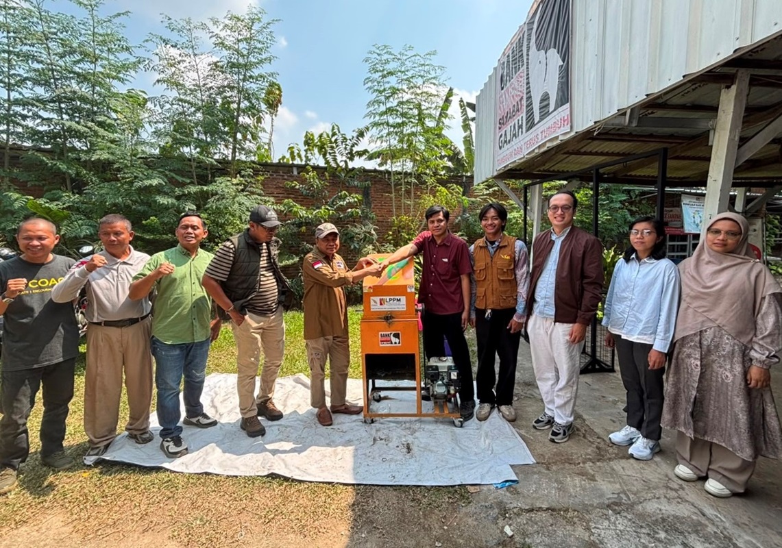 You are currently viewing Dorong Pengelolaan Sampah Berkelanjutan, Tim Itera Hadirkan Mesin Pencacah Plastik di Desa Way Hui