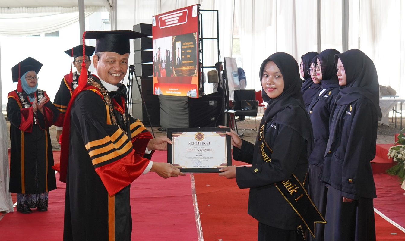 You are currently viewing Rektor Itera Anugerahkan Penghargaan OZT dan OZTa 4.0 Award kepada Mahasiswa Berprestasi
