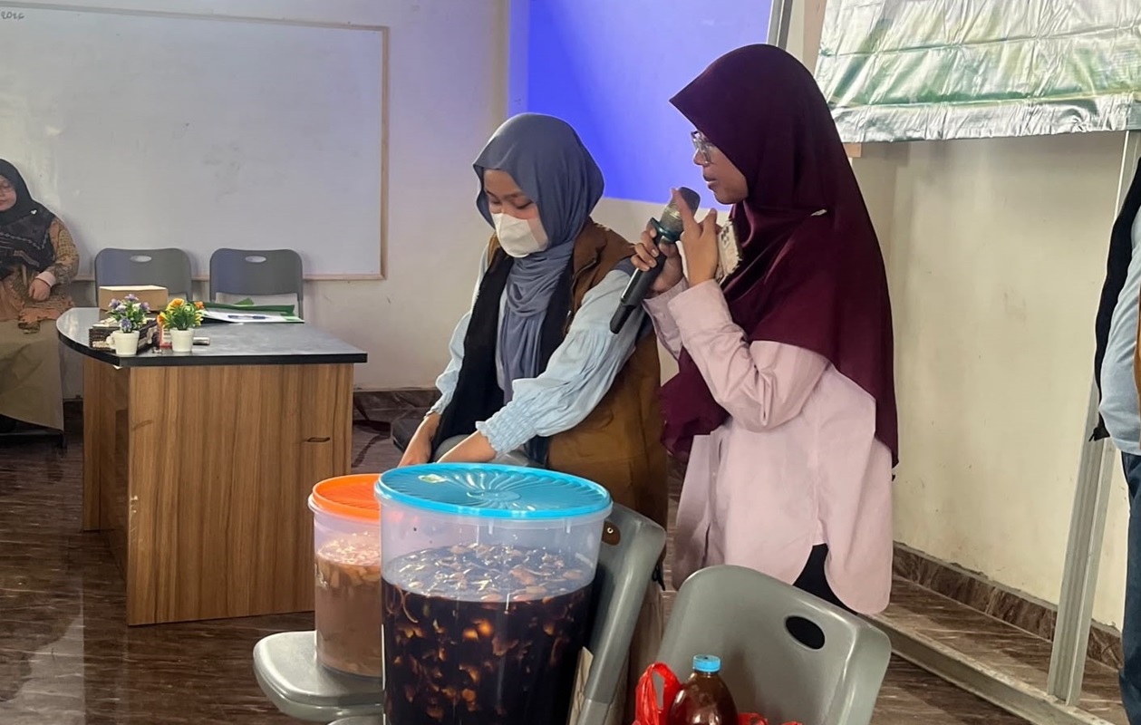 You are currently viewing Tim Teknik Lingkungan Itera Olah Sampah Jadi Sabun Ramah Lingkungan