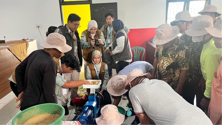 You are currently viewing Siasati Mahalnya Pakan Ikan, Dosen Itera Ajarkan Petani Buat Pelet dari Cangkang Kerang