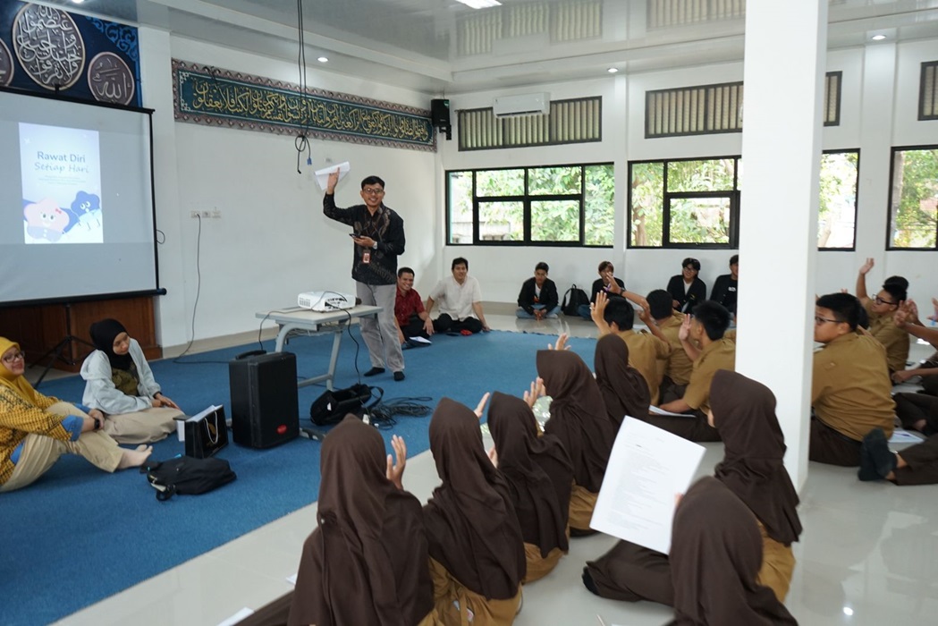 You are currently viewing Dukung Kesehatan Mental, Tim Dosen Itera Kenalkan Buku Rawat Diri untuk Pelajar