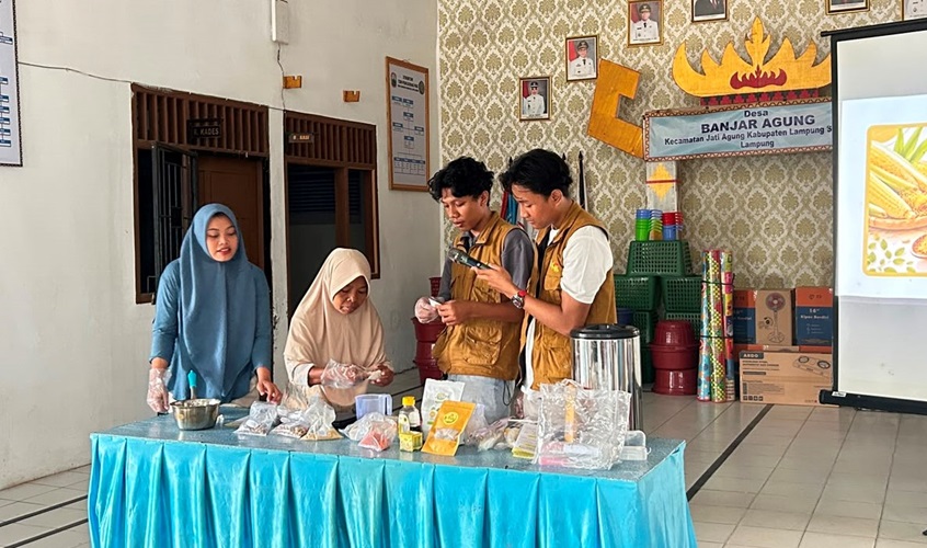 You are currently viewing Mahasiswa Itera Olah Rambut Jagung Menjadi Teh Herbal untuk Lansia