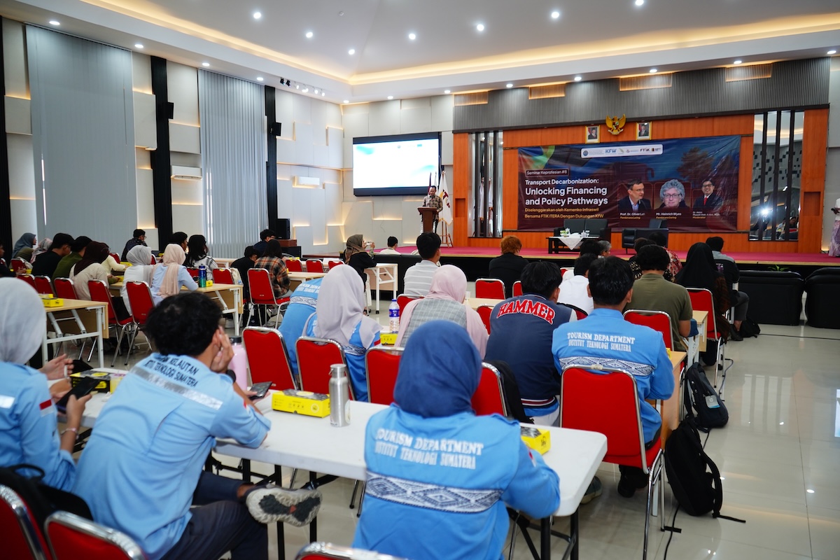 You are currently viewing Seminar Keprofesian FTIK Itera Bahas Dekarbonisasi Transportasi