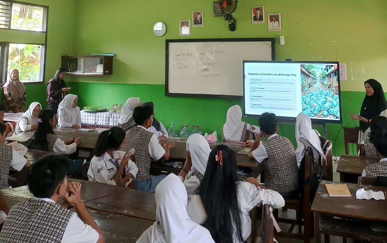 You are currently viewing Itera Ajak Siswa Manfaatkan Limbah Galon Plastik untuk Hidroponik