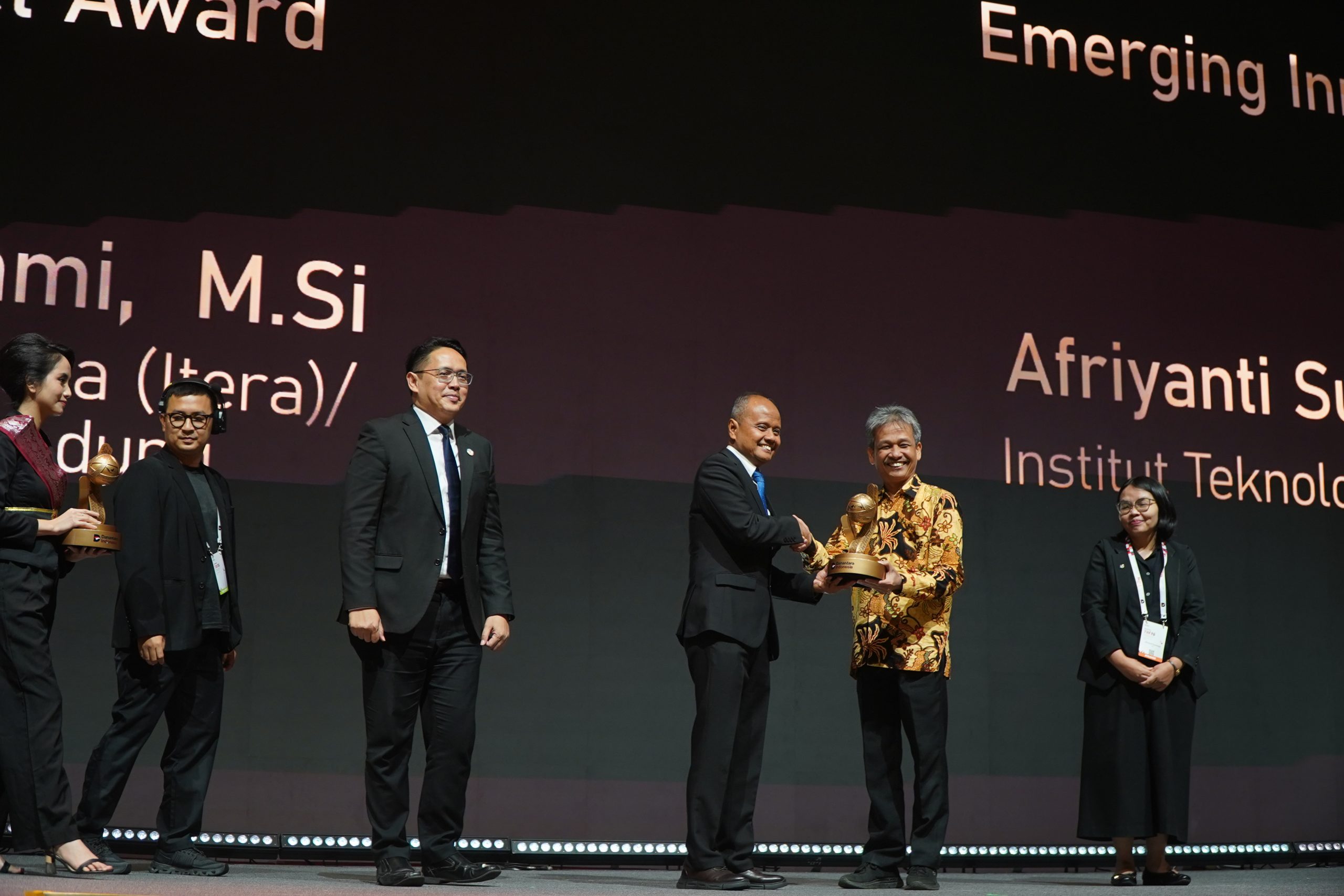 You are currently viewing Konsisten Hilirisasi Riset Berdampak, Rektor Itera Raih Innovator Award dari Danantara
