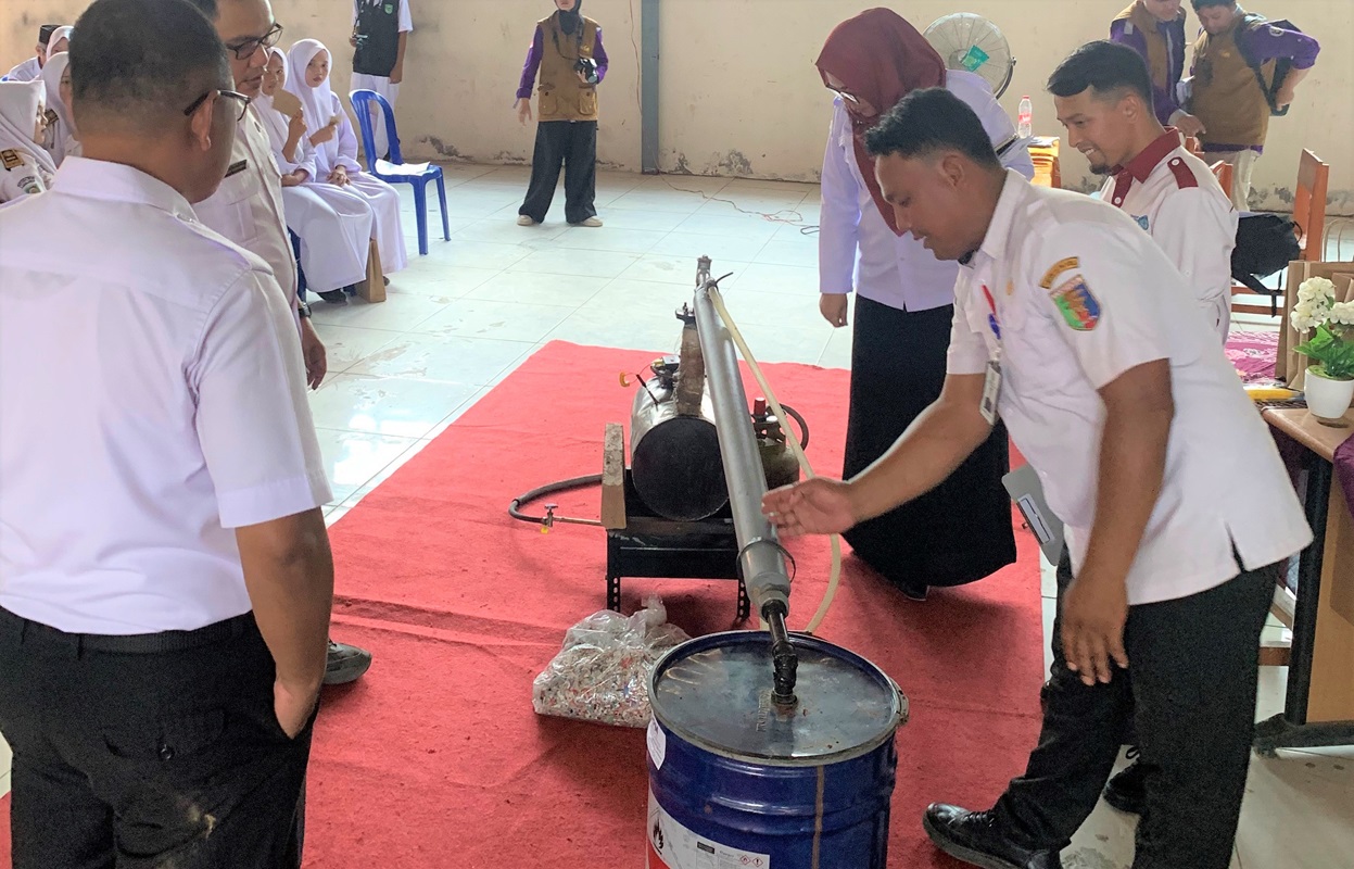 You are currently viewing Dosen Teknik Kimia Itera Kenalkan Pirolisis untuk Olah Sampah Plastik di SMKN Unggul Terpadu Anak Tuha