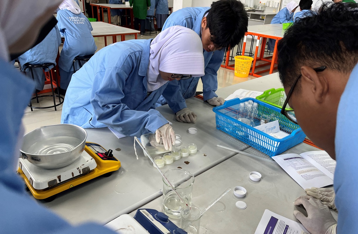 You are currently viewing Program Open Laboratorium Prodi Kimia Itera Diminati Pelajar Lampung