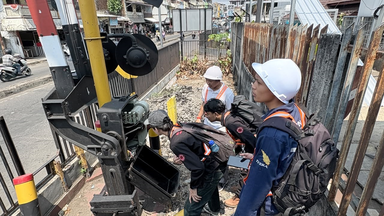 You are currently viewing Rancang Palang Pintu Perlintasan Berbasis AI dan IoT, Tim Riset Itera Observasi di Stasiun Tanjung Karang